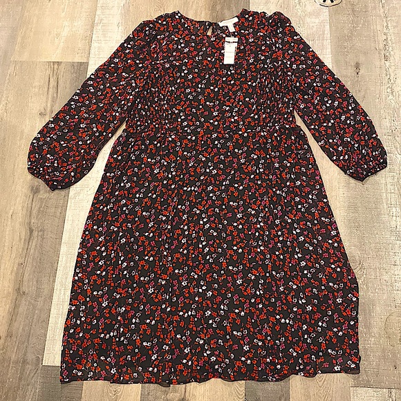 Black and red floral print flowy long sleeve dress. - Picture 4 of 6